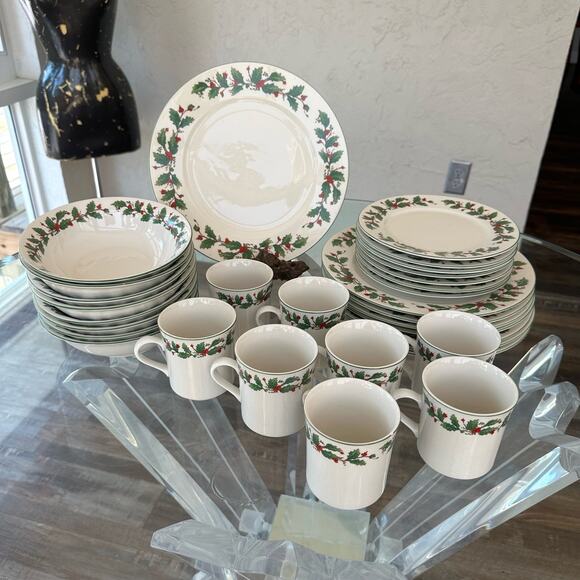 Vintage Holiday Mugs in Noel Pattern by China, Christmas Holly Dishes S/8 - Picture 7 of 8